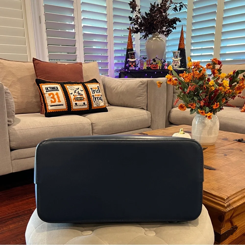 Mario Valentino NWT Large Smooth Leather Tote Bag Made in Italy w/ Dust Bag - Picture 11 of 17